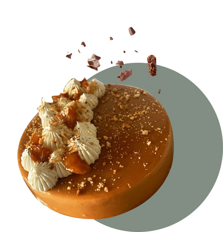 Gâteau Caramel Brillan: Crème Fouettée et Noisettes Gâteau caramel brillant décoré de crème fouettée en rosaces, morceaux d'abricots confits et éclats de noisettes, avec des copeaux de chocolat volant.