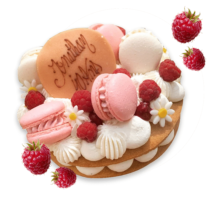 Tartelette Anniversaire Framboise Macaron Personnalisée Tartelette cœur ou 'number cake' personnalisée 'Jonathan 10 ans' avec crème fouettée, macarons roses, framboises et marguerites décoratives.